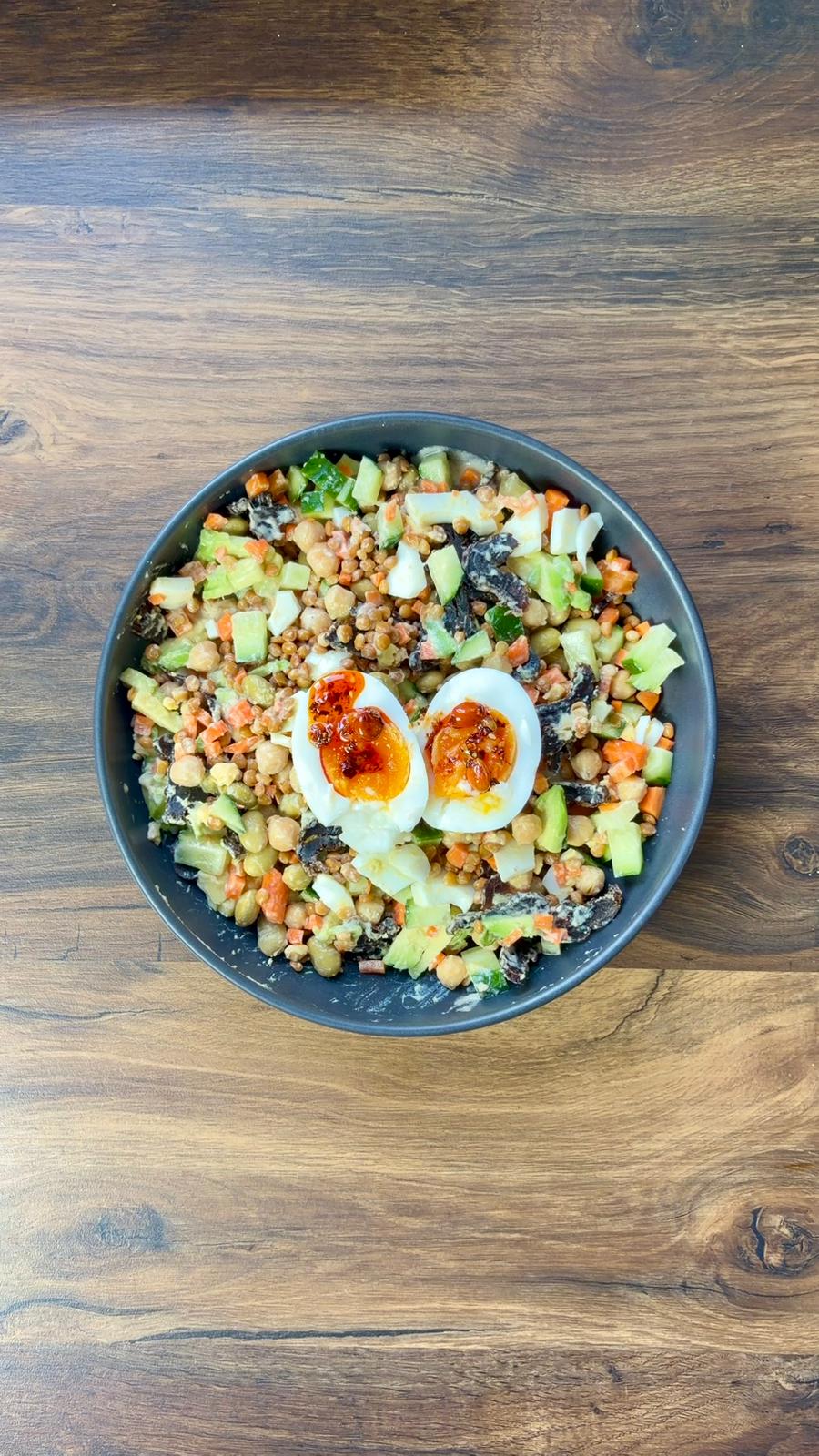 Cold Protein Crunch Bowl mit Zitronen‑Tahini-Dressing